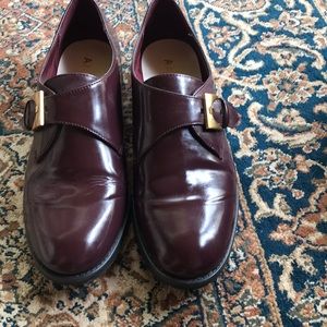 Anne Klein cute gold buckle shoes. Not red